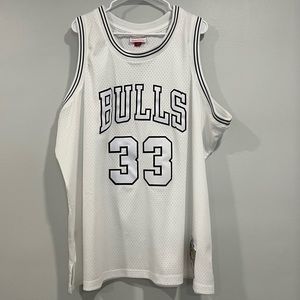 1997-98 Scottie Pippen #33 Bulls Mens Mitchell & Ness White Swingman Jersey